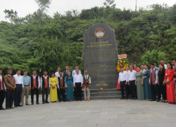 Đại biểu Đại hội MTTQ xã Trà Tân dâng...