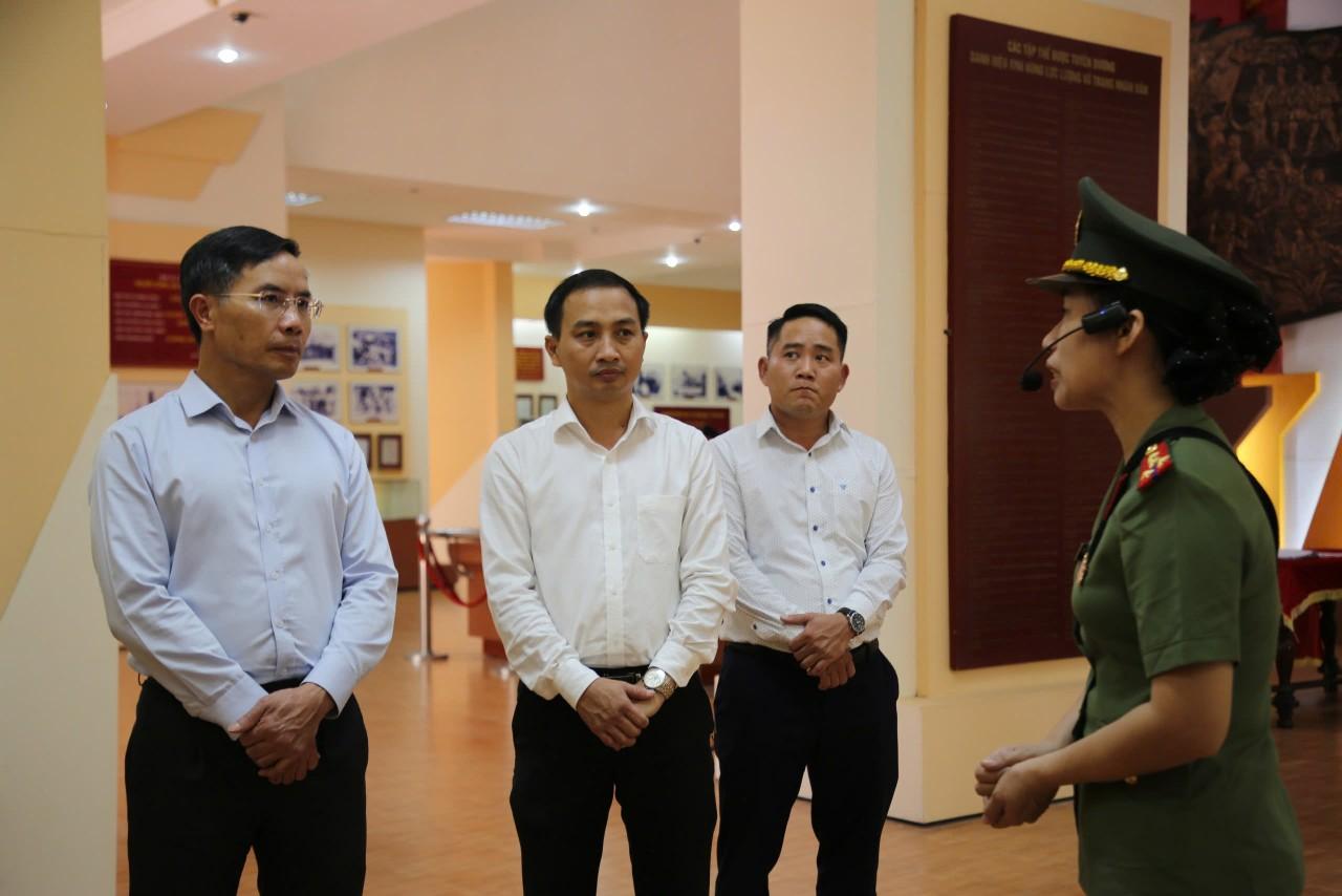 Đoàn công tác nghe thuyết minh tại nhà Truyền thống An ninh Khu V