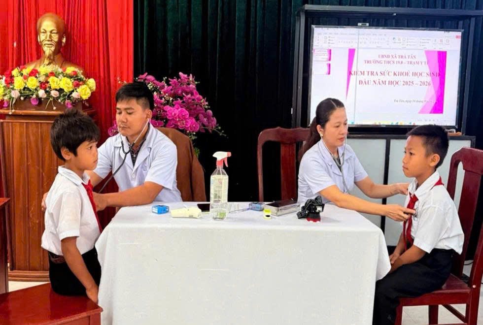 Trạm Y tế xã phối hợp các đơn vị trường học tổ chức khám sức khỏe ban đầu cho học sinh.