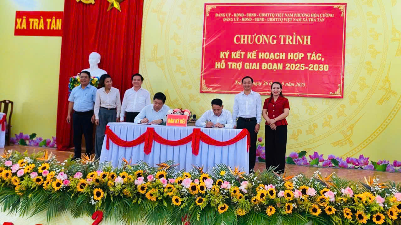 Đại diện lãnh đạo phường Hòa Cường và xã Trà Tân ký kết Kế Hoạch hợp tác, hỗ trợ