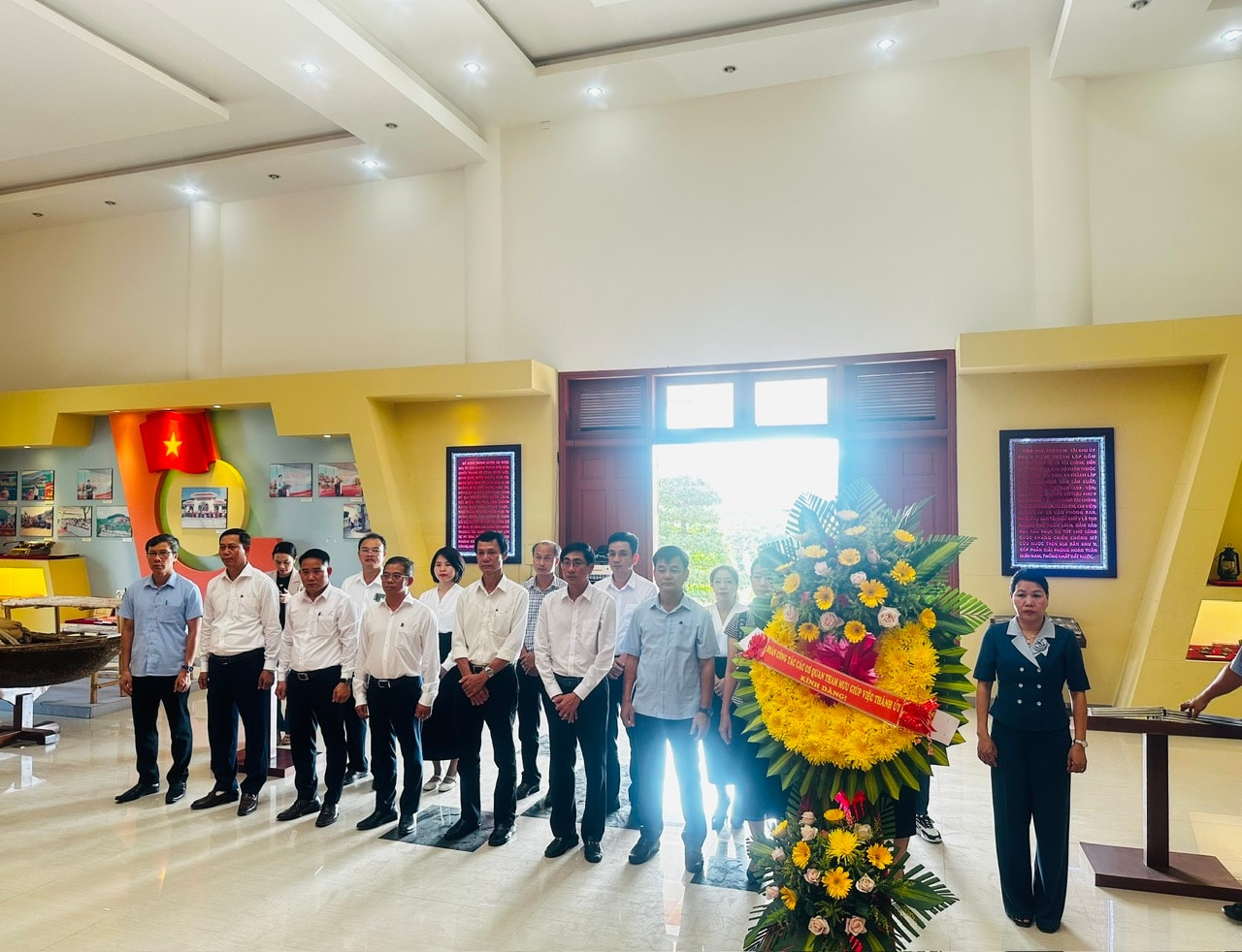 Đoàn công tác dâng hoa tại nhà lưu niệm Ban Tài mậu Khu ủy Khu V xã Trà Tân