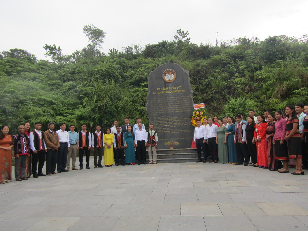 Đại biểu Đại hội MTTQ xã Trà Tân dâng hương tại Bia di tích Mặt trận Dân tộc Giải phóng miền Nam Việt Nam – Trung Trung Bộ